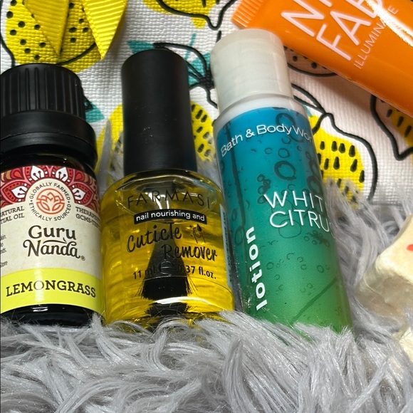 IPSY Lemon Print Cosmetic Bag & Beauty Bundle Citrus Focused Theme Gifts - Picture 3 of 10